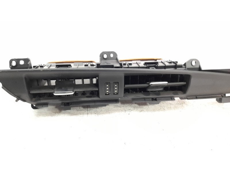 Recambio de aireador central derecho para toyota auris active referencia OEM IAM 5567002400  