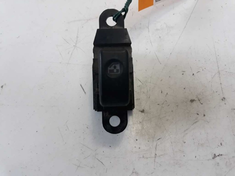 Recambio de mando elevalunas delantero derecho para hyundai h 1 h 1 furg.caja cerr.c. puerta referencia OEM IAM 935804A000  