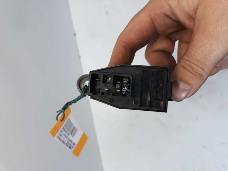 Recambio de mando elevalunas delantero derecho para hyundai h 1 h 1 furg.caja cerr.c. puerta referencia OEM IAM 935804A000  