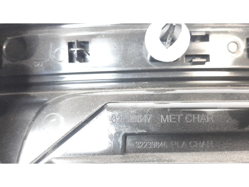 Recambio de molduras traseras para volvo v60 familiar 2.0 diesel cat referencia OEM IAM 32239847  