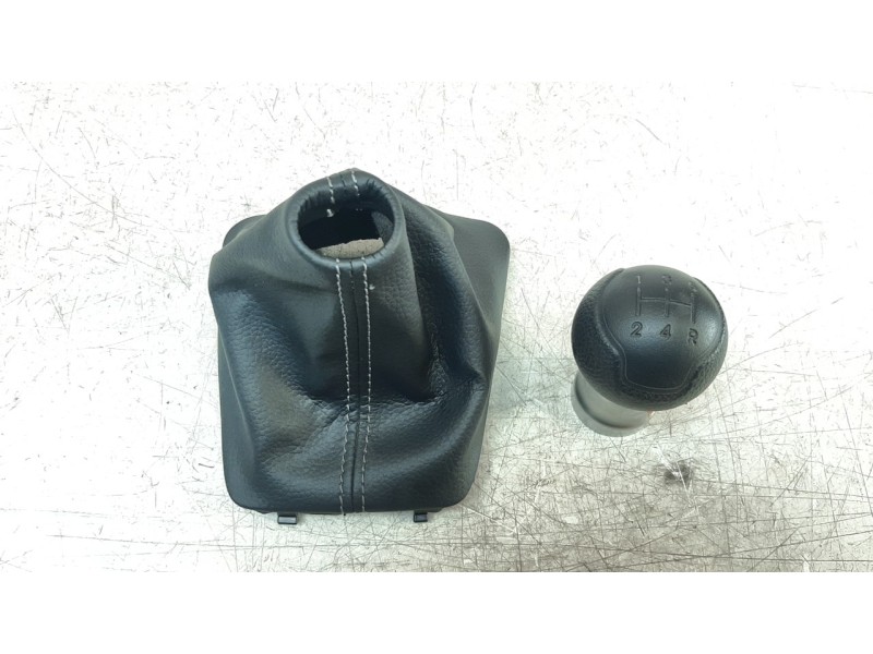 Recambio de pomo palanca cambio para kia rio (yb) 1.2 cat referencia OEM IAM 43711H8110  