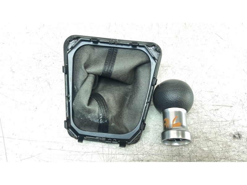 Recambio de pomo palanca cambio para kia rio (yb) 1.2 cat referencia OEM IAM 43711H8110  