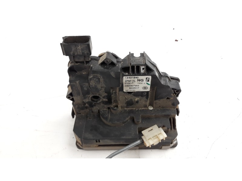 Recambio de cerradura puerta delantera derecha para opel corsa e 1.4 referencia OEM IAM 13431840  