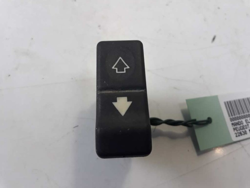 Recambio de mando elevalunas delantero izquierdo para peugeot 605 2.0 cat referencia OEM IAM 22630  