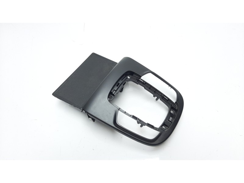 Recambio de moldura para hyundai kona referencia OEM IAM 84651CM001  