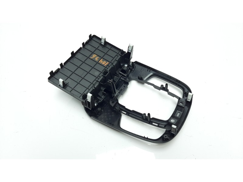 Recambio de moldura para hyundai kona referencia OEM IAM 84651CM001  