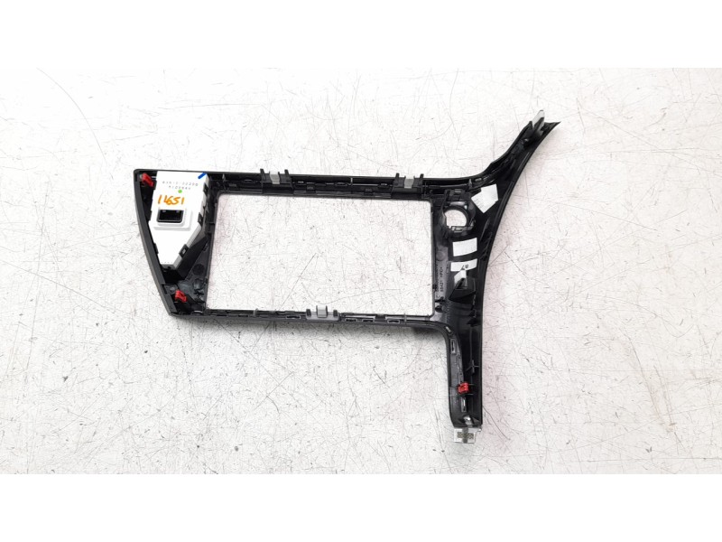 Recambio de moldura para toyota auris active referencia OEM IAM 8391002200  