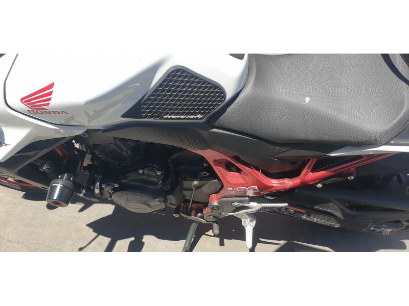 Recambio de moldura para honda cb 750 hornet referencia OEM IAM 83611MLBD00  