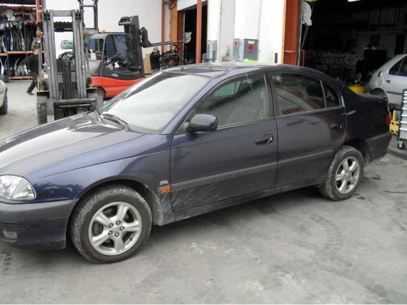 toyota avensis berlina (t 22) del año 2001