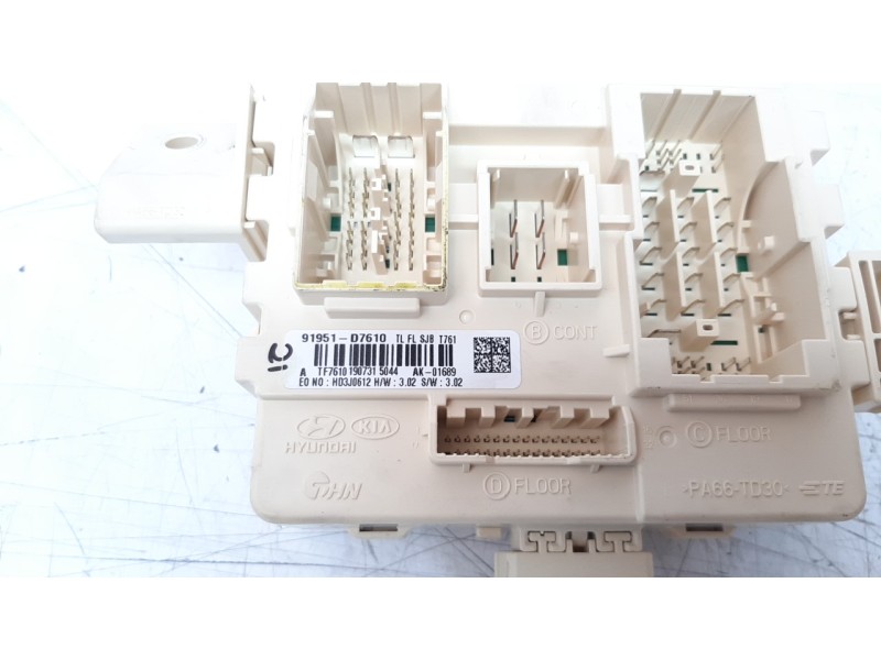 Recambio de caja reles / fusibles para hyundai tucson 1.6 crdi cat referencia OEM IAM 91951D7610  
