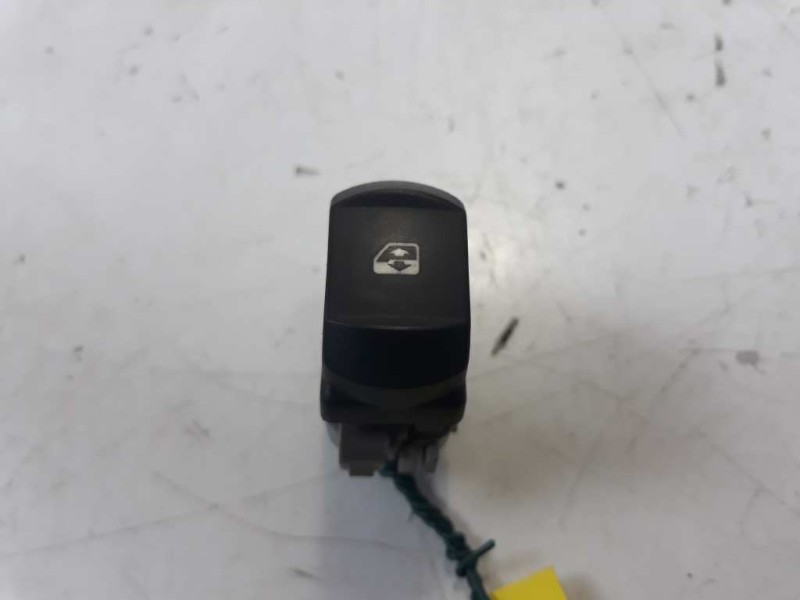 Recambio de mando elevalunas delantero derecho para renault megane ii berlina 3p referencia OEM IAM 315013A  