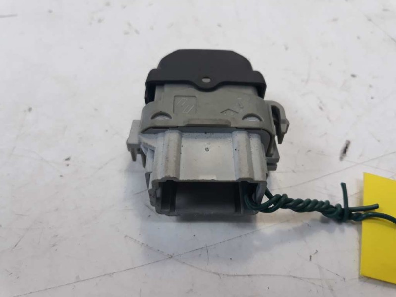 Recambio de mando elevalunas delantero derecho para renault megane ii berlina 3p referencia OEM IAM 315013A  