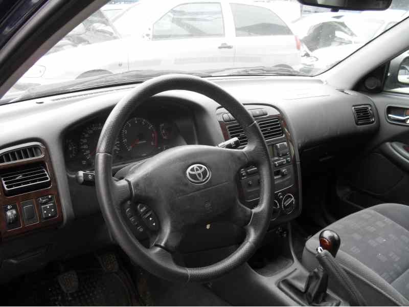 toyota avensis berlina (t 22) del año 2001