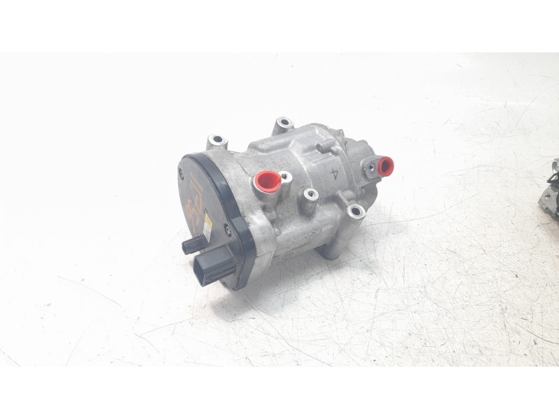 Recambio de compresor aire acondicionado para toyota corolla (e21) hybrid style referencia OEM IAM 0424000370  
