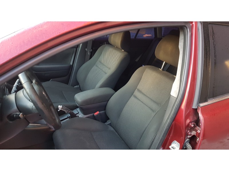 toyota avensis berlina (t25) del año 2005