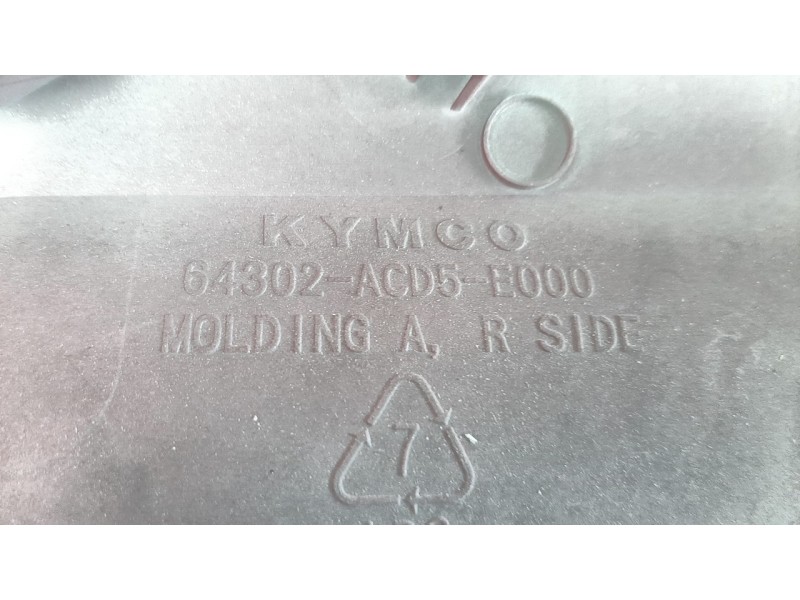 Recambio de carenado delantero derecho para kymco g-dink 125 referencia OEM IAM 64302ACD5E000  