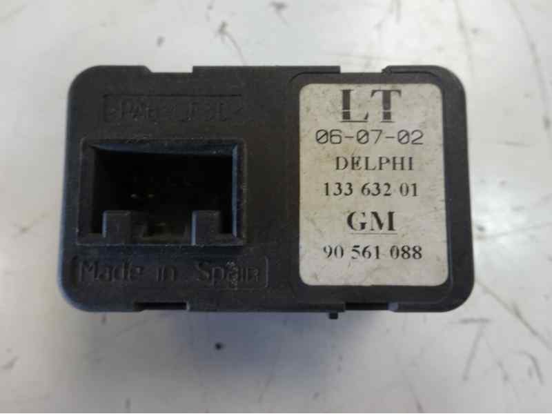 Recambio de mando elevalunas delantero izquierdo para opel corsa c referencia OEM IAM 90561088  