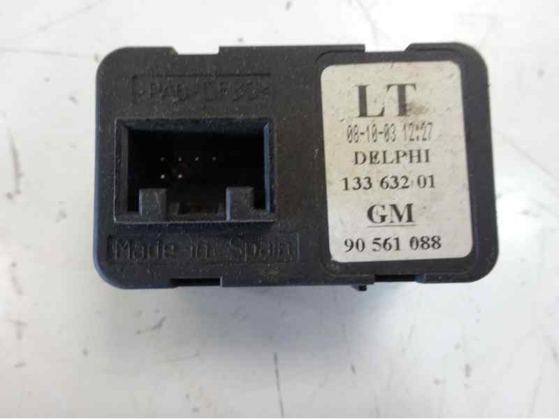 Recambio de mando elevalunas delantero izquierdo para opel corsa c referencia OEM IAM 90561088  