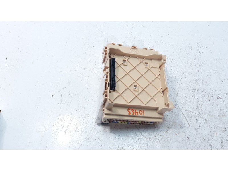 Recambio de caja reles / fusibles para toyota rav 4 referencia OEM IAM 8273042811 63586798 