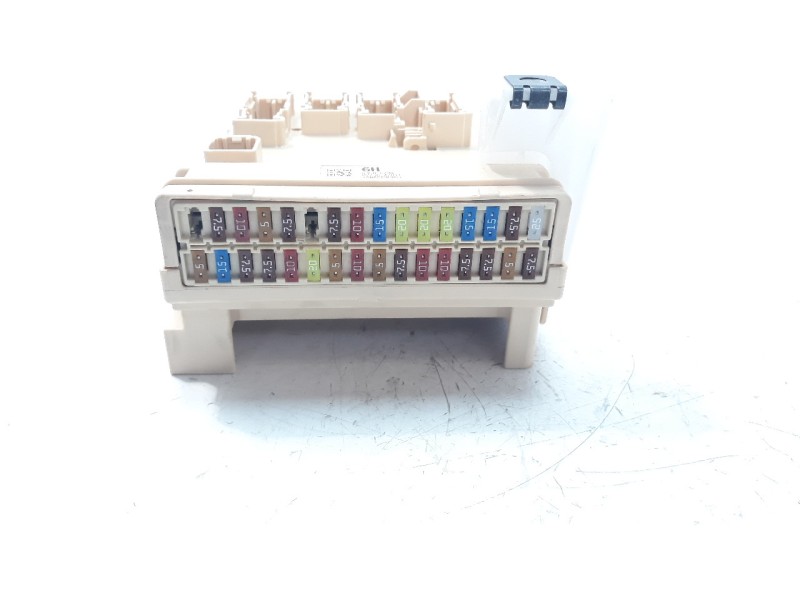 Recambio de caja reles / fusibles para toyota rav 4 referencia OEM IAM 8273042811 63586798 
