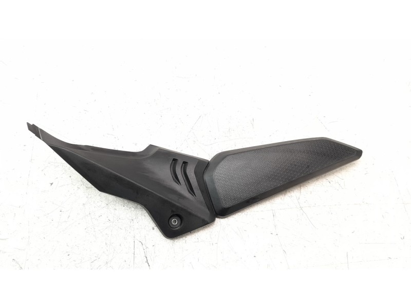 Recambio de moldura para honda cb 650r referencia OEM IAM 83500MKYD50  