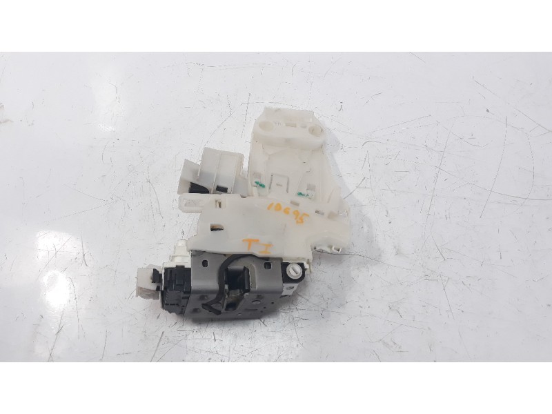 Recambio de cerradura puerta trasera izquierda para jeep renegade 1.6 m-jet cat referencia OEM IAM 52082563  