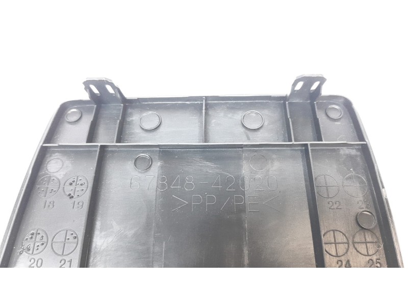 Recambio de moldura para toyota rav4 hybrid 4x2 advance referencia OEM IAM 6784842020  