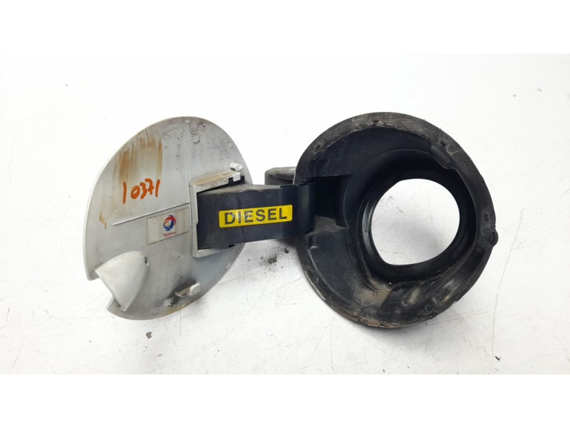 Recambio de tapa exterior combustible para peugeot 208 1.4 hdi fap referencia OEM IAM 9807206080  