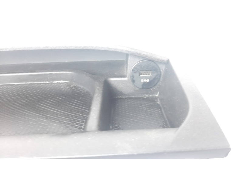 Recambio de moldura para iveco daily furgón 2.3 diesel referencia OEM IAM 5802059651EZ  