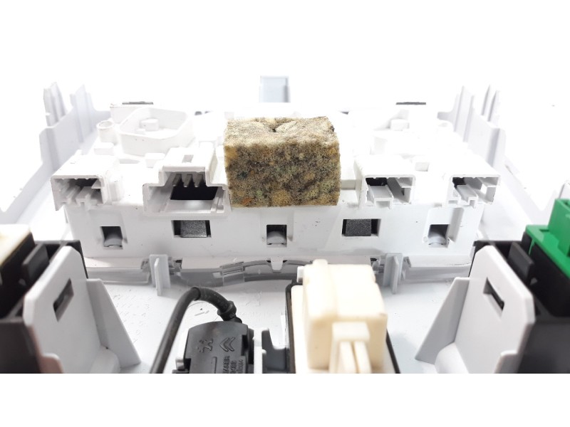 Recambio de luz interior para peugeot 308 1.2 12v e-thp referencia OEM IAM 9677821777  