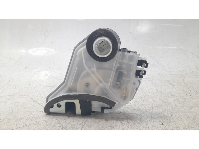 Recambio de cerradura puerta trasera izquierda para toyota rav4 hybrid 4x2 advance referencia OEM IAM 6906048060  