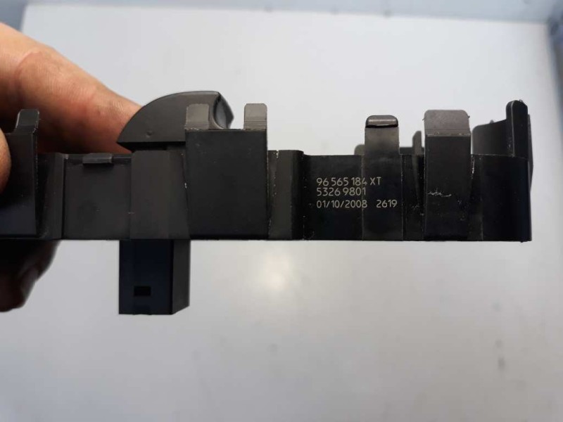 Recambio de mando elevalunas delantero derecho para peugeot 308 sw urban referencia OEM IAM 96565184XT  11688