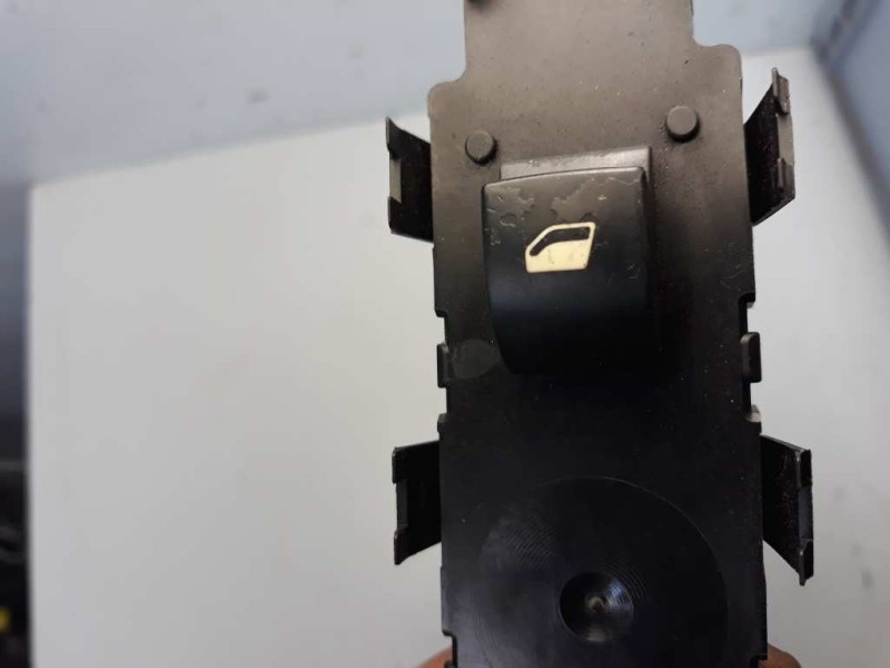 Recambio de mando elevalunas delantero derecho para peugeot 308 sw urban referencia OEM IAM 96565184XT  11688