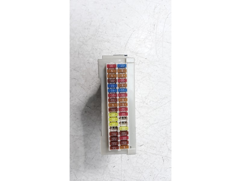 Recambio de caja reles / fusibles para toyota corolla (e21) referencia OEM IAM 8273002P80A 63589313 