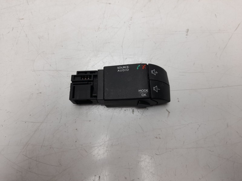 Recambio de mando multifuncion para dacia sandero 1.5 dci diesel fap cat referencia OEM IAM 255522448R  