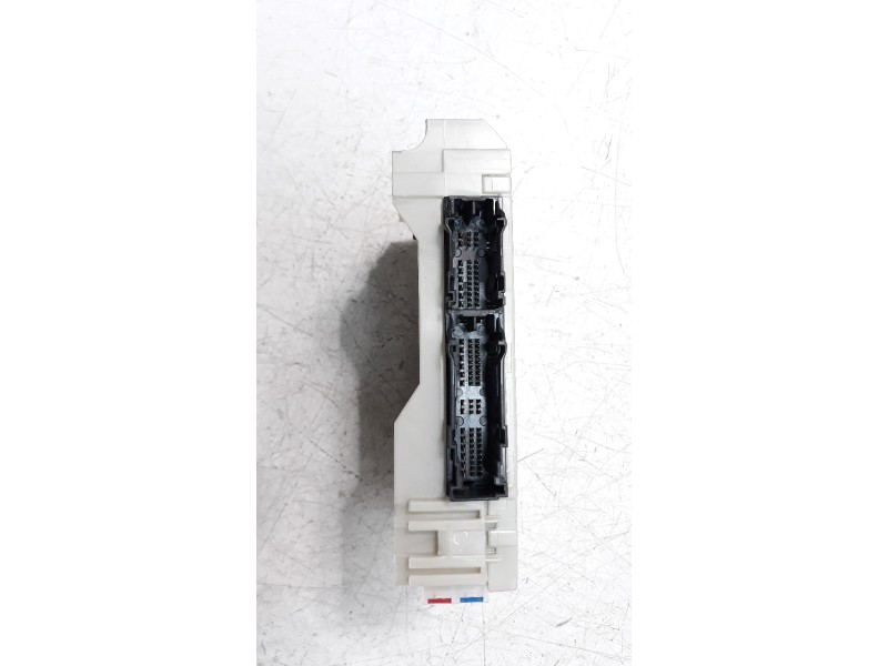 Recambio de caja reles / fusibles para toyota corolla (e21) referencia OEM IAM 8273002P80A 63589313 