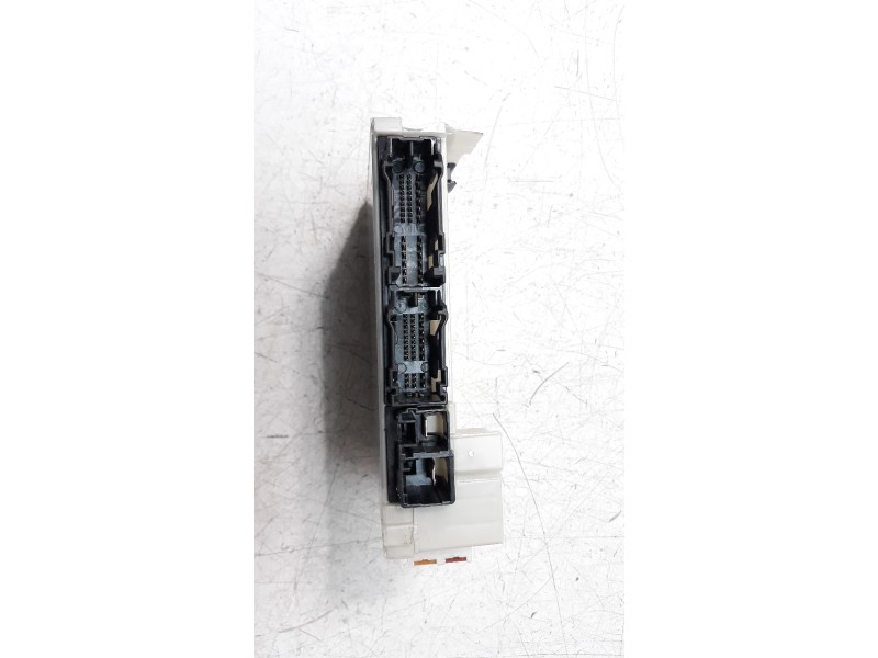 Recambio de caja reles / fusibles para toyota corolla (e21) referencia OEM IAM 8273002P80A 63589313 