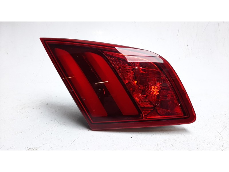 Recambio de piloto trasero izquierdo interior para peugeot 308 1.2 12v e-thp referencia OEM IAM 9677818380 103F17461773 