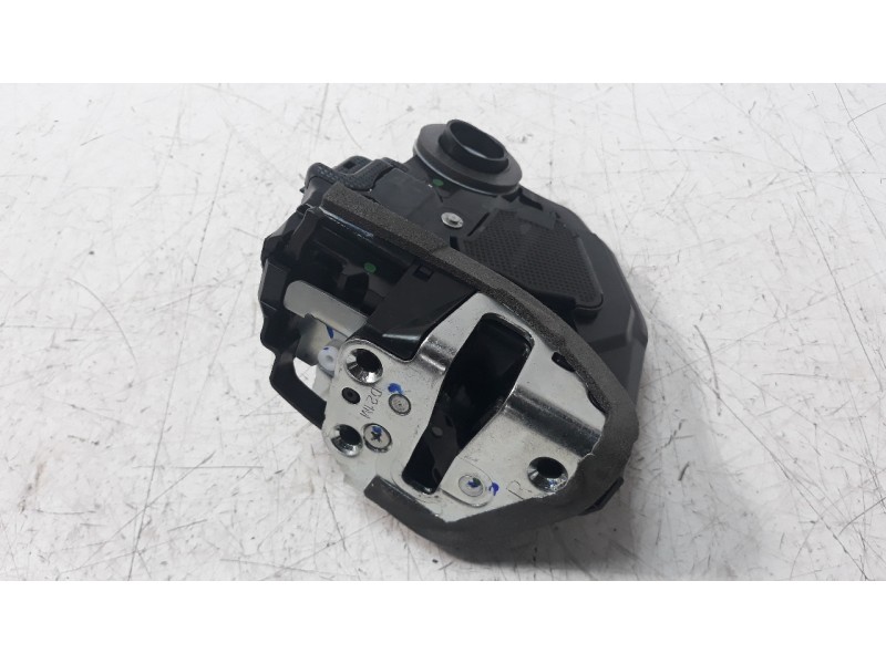 Recambio de cerradura puerta trasera derecha para toyota corolla (e21) referencia OEM IAM 6905002580  