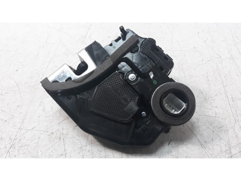 Recambio de cerradura puerta trasera derecha para toyota corolla (e21) referencia OEM IAM 6905002580  