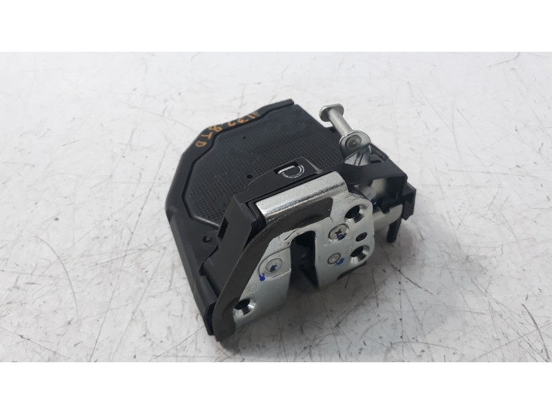 Recambio de cerradura puerta trasera derecha para toyota corolla (e21) referencia OEM IAM 6905002580  