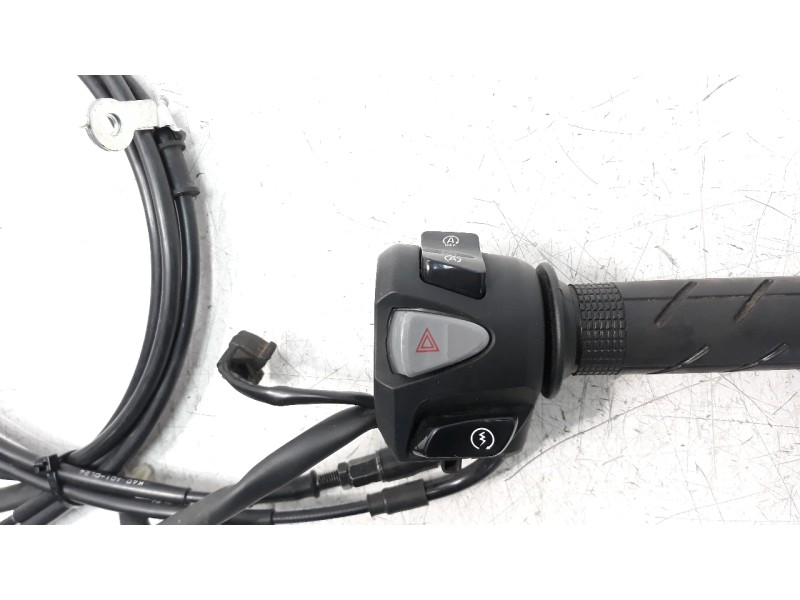 Recambio de piña luces derecha para honda forza 125 forza 125 referencia OEM IAM 35160K40F61  
