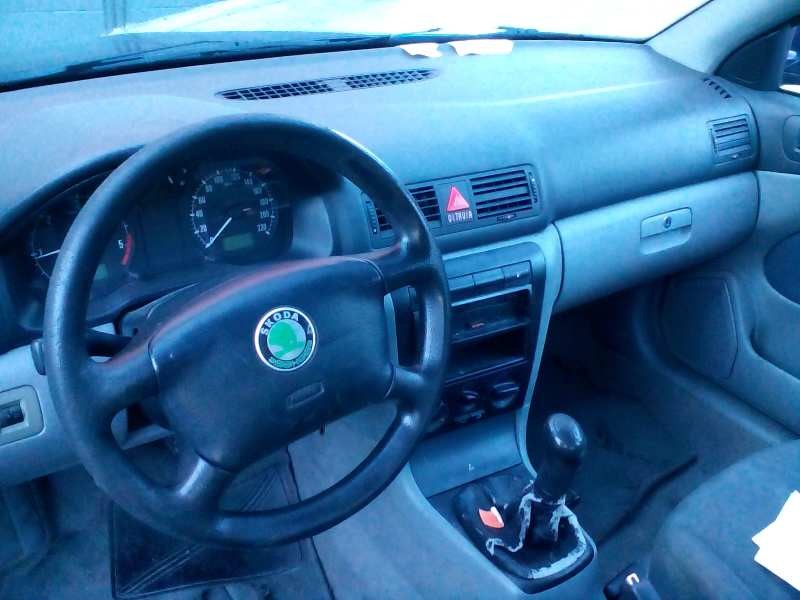 skoda octavia berlina (1u2) del año 2000