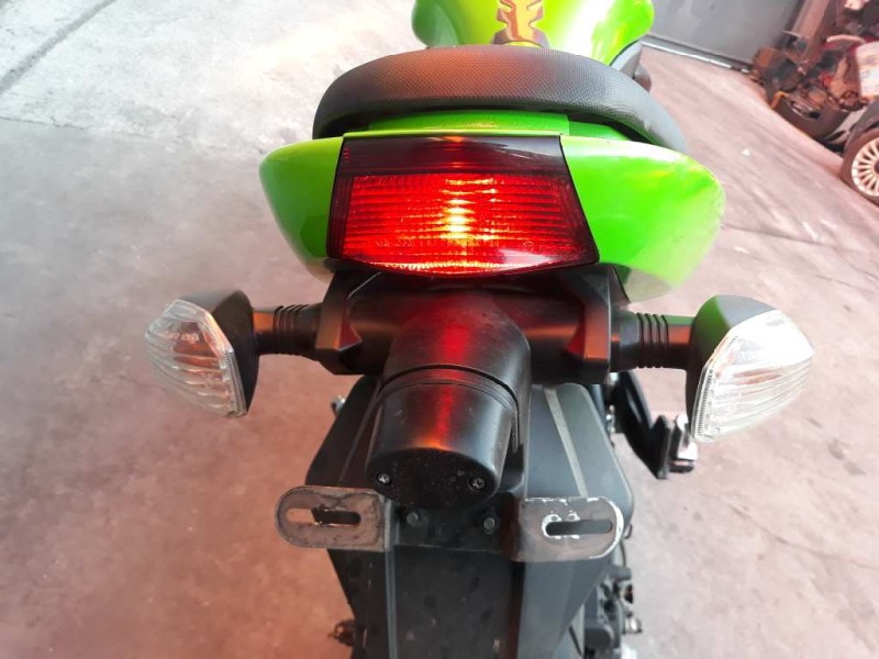 Recambio de piloto trasero central para kawasaki er 6 er 6f referencia OEM IAM 40501  