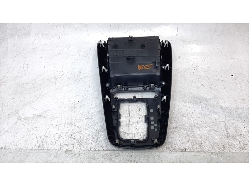 Recambio de consola central para kia stonic (ybcuv) 1.0 tgdi cat referencia OEM IAM 84635H8000  