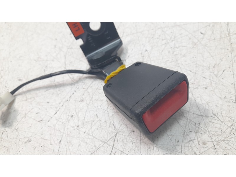 Recambio de enganche cinturon trasero izquierdo para kia rio (yb) 1.2 cat referencia OEM IAM ENGANCHE  