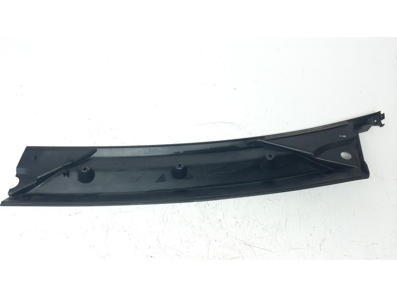 Recambio de moldura para iveco daily furgón 2.3 diesel referencia OEM IAM 5801951120  
