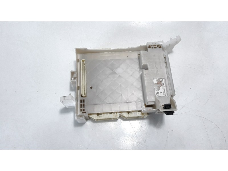 Recambio de caja reles / fusibles para toyota yaris 1.5 16v cat referencia OEM IAM 8273052K40  