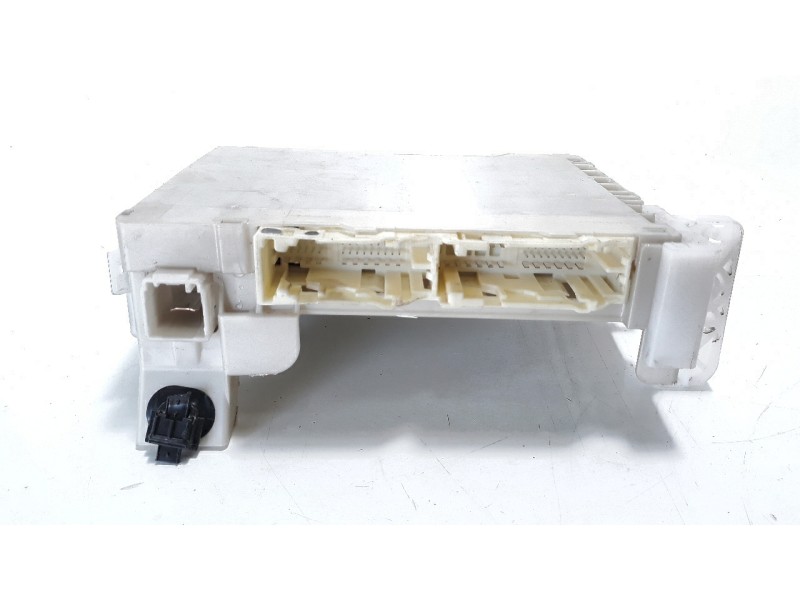 Recambio de caja reles / fusibles para toyota yaris 1.5 16v cat referencia OEM IAM 8273052K40  