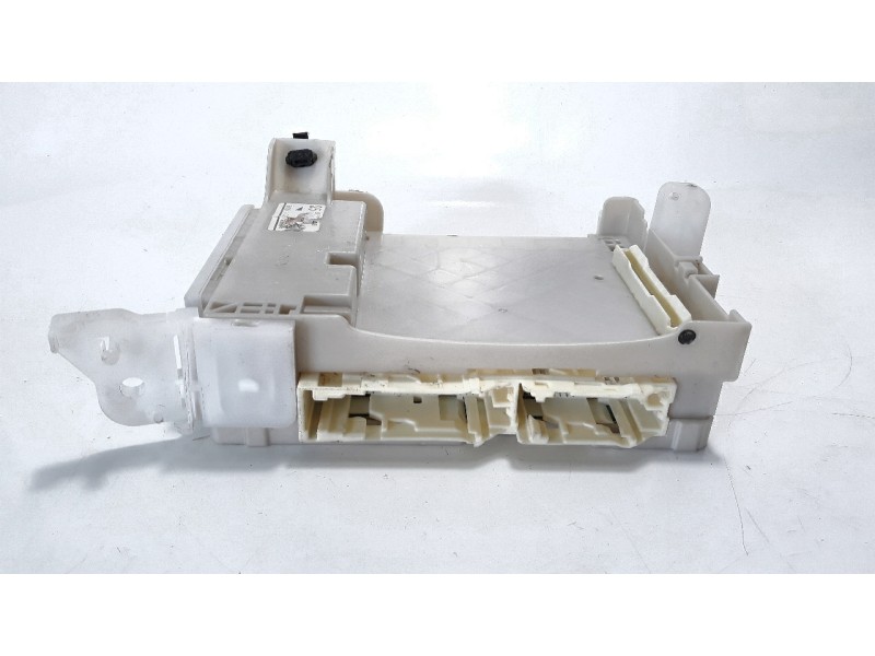 Recambio de caja reles / fusibles para toyota yaris 1.5 16v cat referencia OEM IAM 8273052K40  